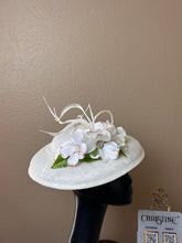 Load image into Gallery viewer, Queen hat in ivory/white dogwood flowers
