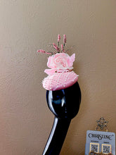 Load image into Gallery viewer, Pink pearls fascinator