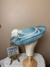 Load image into Gallery viewer, Queen blue white pearls flower