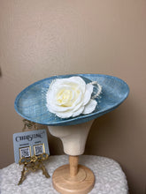 Load image into Gallery viewer, Queen blue white pearls flower