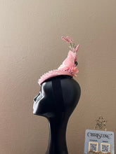 Load image into Gallery viewer, Pink pearls fascinator
