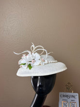 Load image into Gallery viewer, Queen hat in ivory/white dogwood flowers
