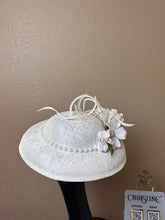 Load image into Gallery viewer, Queen hat in ivory/white dogwood flowers
