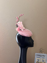 Load image into Gallery viewer, Pink pearls fascinator
