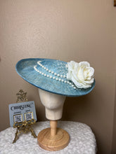 Load image into Gallery viewer, Queen blue white pearls flower
