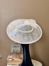Load image into Gallery viewer, White bow pearls wedding hat
