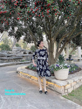 Load image into Gallery viewer, Abi Dress in white Rose silk Size S - Shop women style vintage, Audrey Hepburn jackets online -Christine
