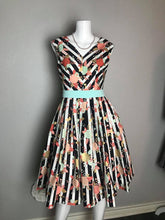 Load image into Gallery viewer, Cici dress in plaid bloom flowers - Shop women style vintage, Audrey Hepburn jackets online -Christine
