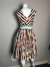 Load image into Gallery viewer, Cici dress in plaid bloom flowers - Shop women style vintage, Audrey Hepburn jackets online -Christine
