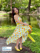 Load image into Gallery viewer, Juliet Dress in Lemon Print cotton size S - Shop women style vintage, Audrey Hepburn jackets online -Christine
