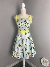 Load image into Gallery viewer, Junie Dress in flowers Rayon size S - Shop women style vintage, Audrey Hepburn jackets online -Christine
