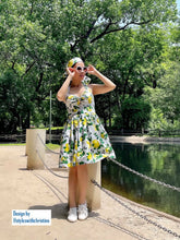Load image into Gallery viewer, May Dress in Lemon Print cotton size S - Shop women style vintage, Audrey Hepburn jackets online -Christine
