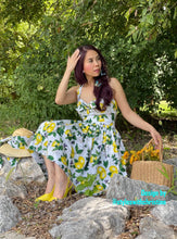 Load image into Gallery viewer, May Dress in Lemon Print cotton size S - Shop women style vintage, Audrey Hepburn jackets online -Christine
