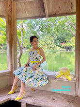 Load image into Gallery viewer, Junie Dress in flowers Rayon size S - Shop women style vintage, Audrey Hepburn jackets online -Christine
