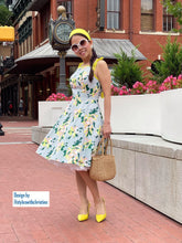 Load image into Gallery viewer, Junie Dress in flowers Rayon size S - Shop women style vintage, Audrey Hepburn jackets online -Christine
