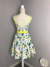 Load image into Gallery viewer, Junie Dress in flowers Rayon size S - Shop women style vintage, Audrey Hepburn jackets online -Christine
