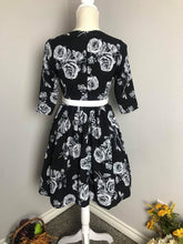 Load image into Gallery viewer, Abi Dress in white Rose silk Size S - Shop women style vintage, Audrey Hepburn jackets online -Christine
