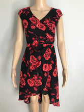 Load image into Gallery viewer, Minyoung dress in red roses

